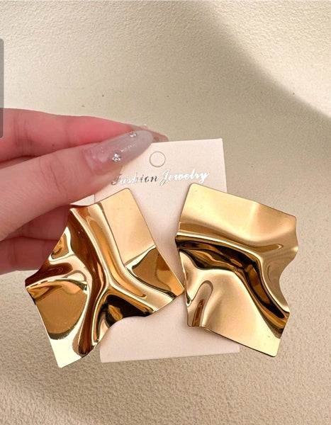 Very Demure Earrings__Gold