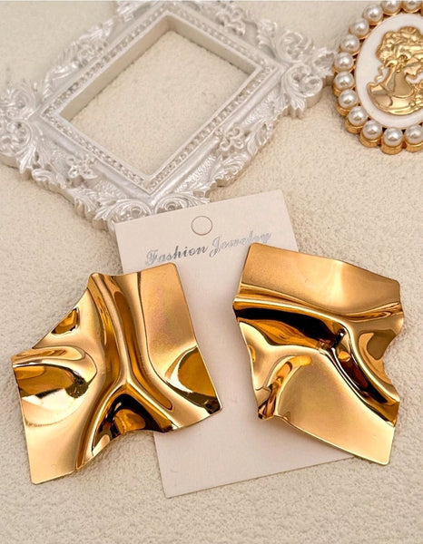 Very Demure Earrings__Gold