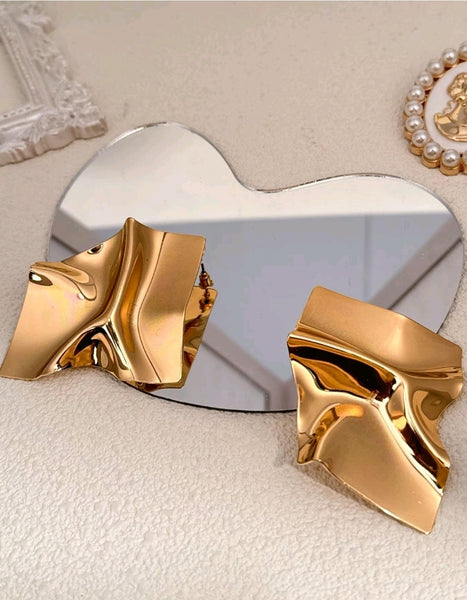 Very Demure Earrings__Gold