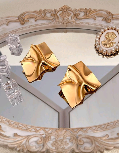 Very Demure Earrings__Gold