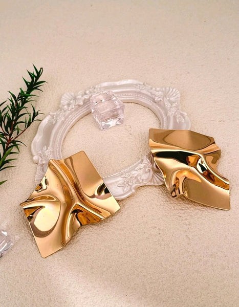 Very Demure Earrings__Gold