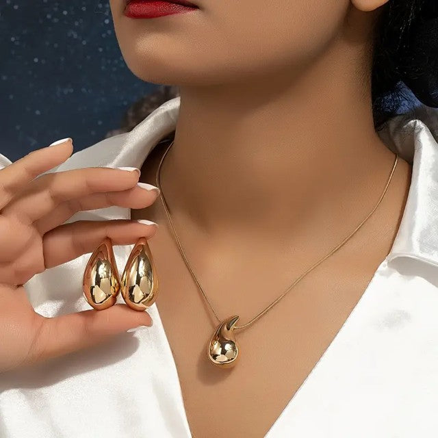 Raindrop Recluse Necklace__Gold